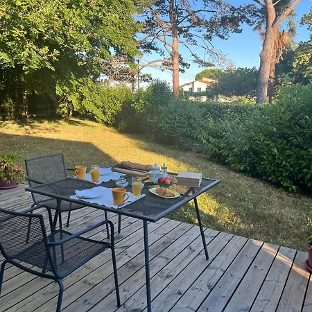 D'hote Le Cedre Bleu Bed & Breakfast
