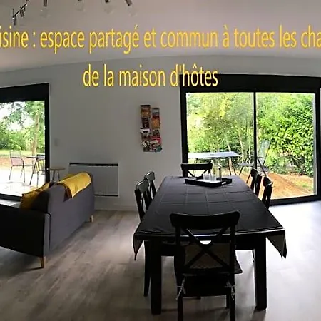 D'hote Le Cedre Bleu Bed & Breakfast
