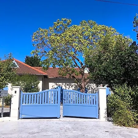 D'hote Le Cedre Bleu Bed & Breakfast
