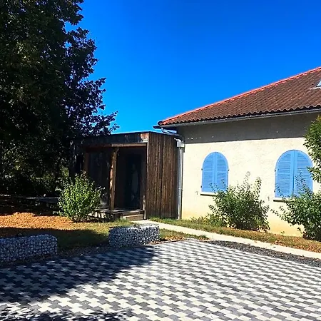 D'hote Le Cedre Bleu Bed & Breakfast